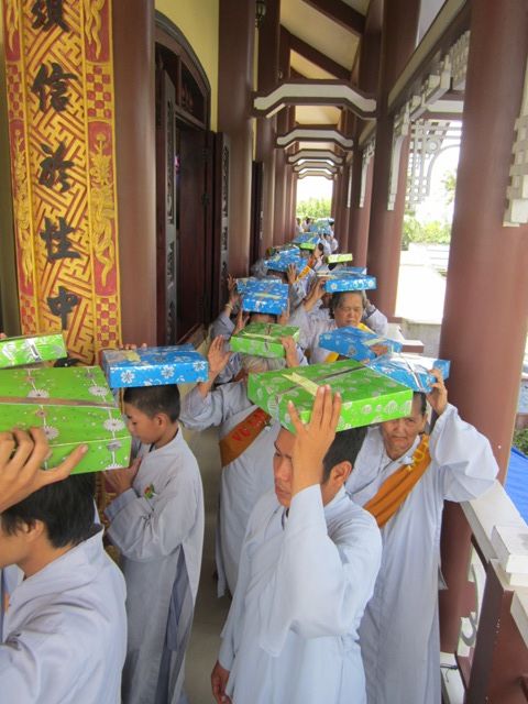 Long An: Lễ Tạ Pháp và Dâng Y tại hạ trường Hòa Bình