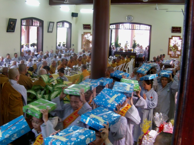 Long An: Lễ Tạ Pháp và Dâng Y tại hạ trường Hòa Bình