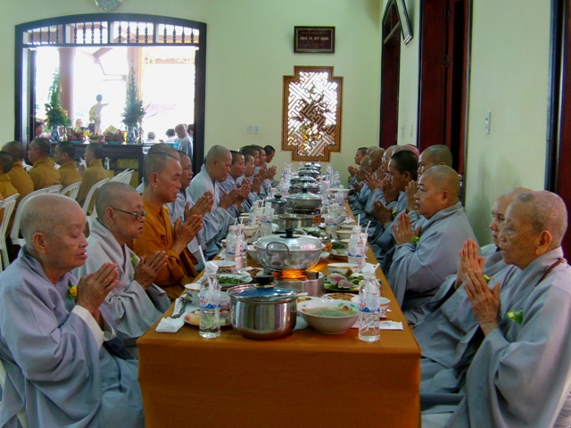 Long An: Lễ Tạ Pháp và Dâng Y tại hạ trường Hòa Bình