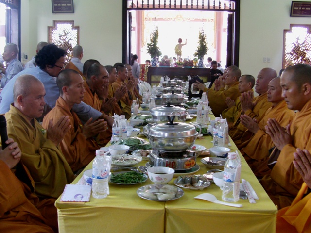 Long An: Lễ Tạ Pháp và Dâng Y tại hạ trường Hòa Bình