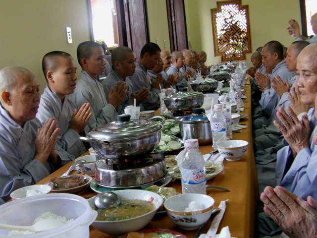 Long An: Lễ Tạ Pháp và Dâng Y tại hạ trường Hòa Bình