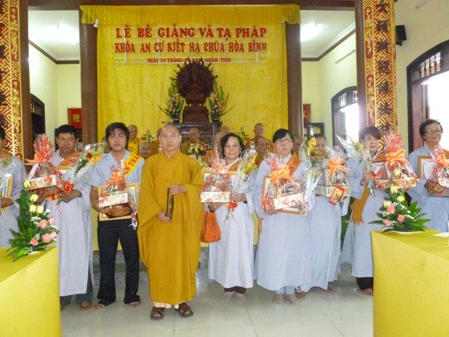 Long An: Lễ Tạ Pháp và Dâng Y tại hạ trường Hòa Bình