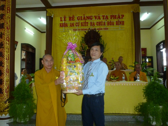 Long An: Lễ Tạ Pháp và Dâng Y tại hạ trường Hòa Bình