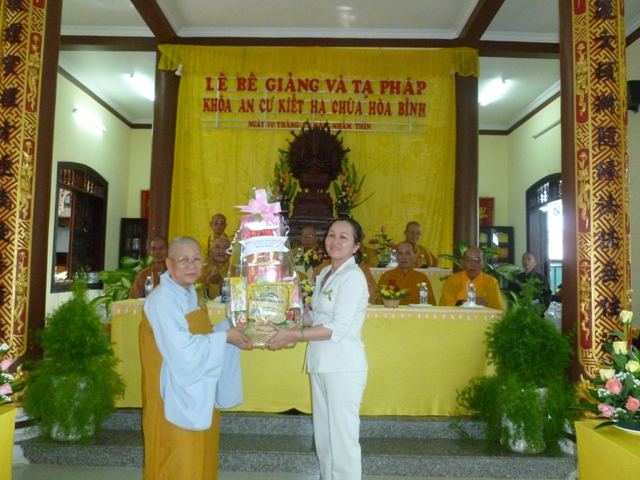 Long An: Lễ Tạ Pháp và Dâng Y tại hạ trường Hòa Bình
