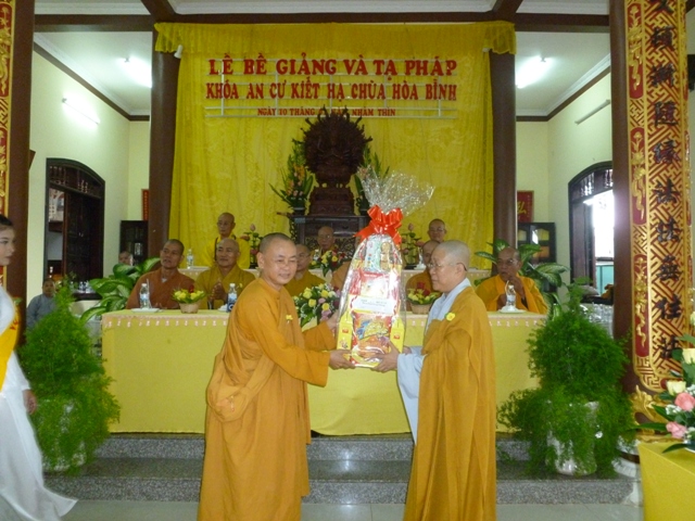 Long An: Lễ Tạ Pháp và Dâng Y tại hạ trường Hòa Bình