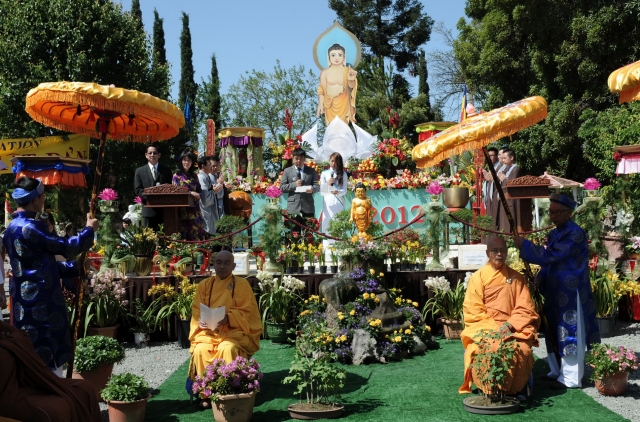 Trung tâm Văn hóa Phật giáo Liễu Quán (Hoa Kỳ)  long trọng tổ chức Đại lễ Phật đản PL 2556