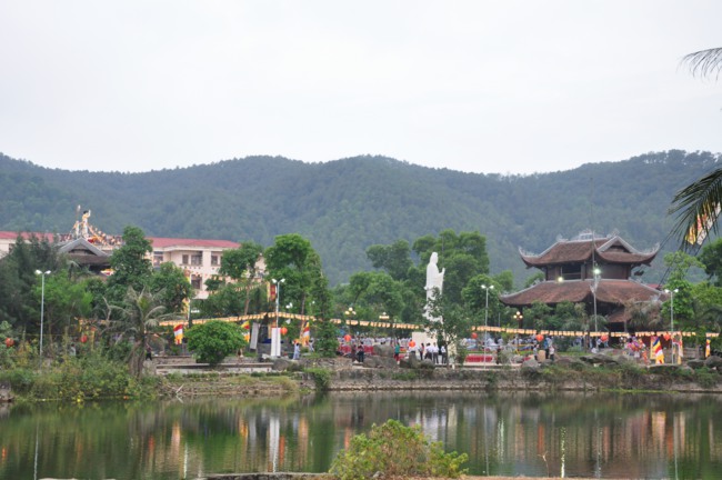 Hà Tĩnh: Hơn 10.000 người tham dự đêm hoa đăng mừng Phật đản