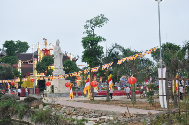 Hà Tĩnh: Hơn 10.000 người tham dự đêm hoa đăng mừng Phật đản