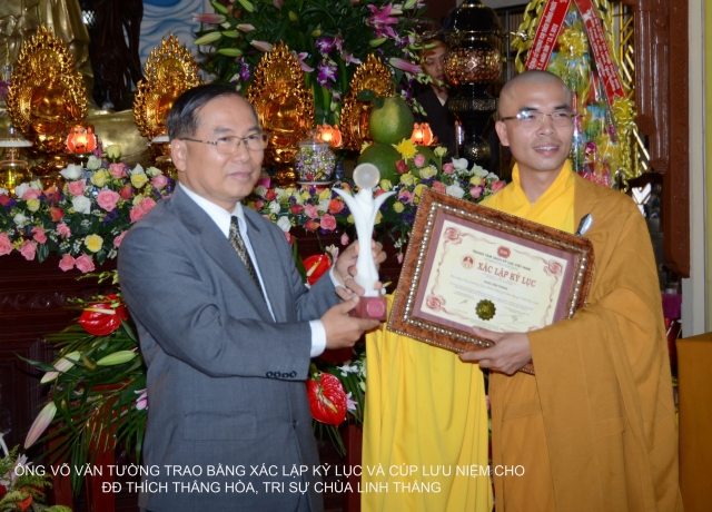 Bộ tượng Tây Phương Tam Thánh bằng gỗ dâu lớn nhất Việt Nam