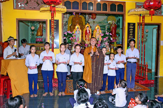 Gia Lai: Chùa Quan Âm Lễ Cài Huy Hiệu và Vượt Bậc Ngành Oanh Vũ
