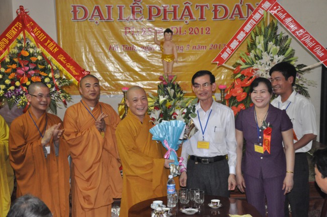Hà Tĩnh: Hơn 10.000 người tham dự đêm hoa đăng mừng Phật đản