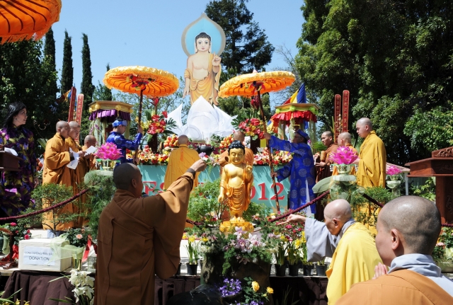 Trung tâm Văn hóa Phật giáo Liễu Quán (Hoa Kỳ)  long trọng tổ chức Đại lễ Phật đản PL 2556