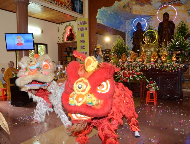 Bộ tượng Tây Phương Tam Thánh bằng gỗ dâu lớn nhất Việt Nam