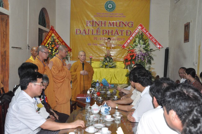 Hà Tĩnh: Hơn 10.000 người tham dự đêm hoa đăng mừng Phật đản
