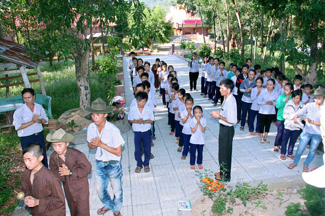 Gia Lai: Chùa Quan Âm Lễ Cài Huy Hiệu và Vượt Bậc Ngành Oanh Vũ