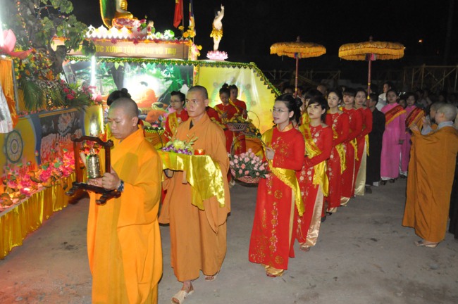 Hà Tĩnh: Hơn 10.000 người tham dự đêm hoa đăng mừng Phật đản