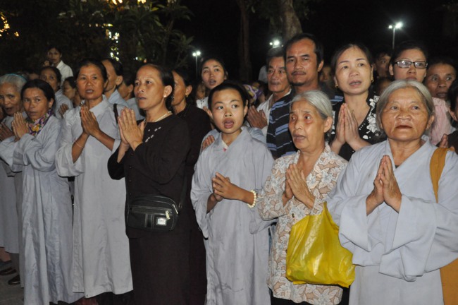 Hà Tĩnh: Hơn 10.000 người tham dự đêm hoa đăng mừng Phật đản