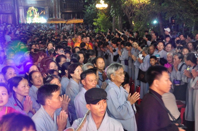Hà Tĩnh: Hơn 10.000 người tham dự đêm hoa đăng mừng Phật đản