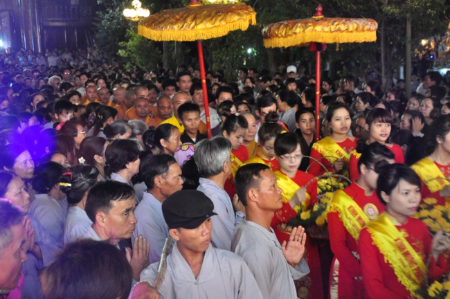 Hà Tĩnh: Hơn 10.000 người tham dự đêm hoa đăng mừng Phật đản