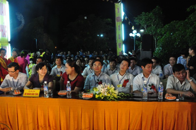 Hà Tĩnh: Hơn 10.000 người tham dự đêm hoa đăng mừng Phật đản