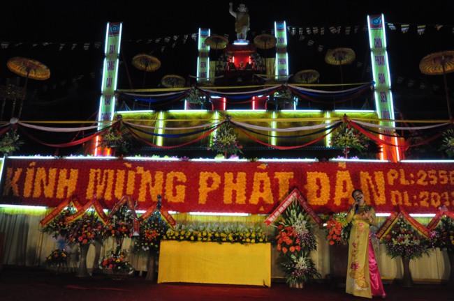 Hà Tĩnh: Hơn 10.000 người tham dự đêm hoa đăng mừng Phật đản