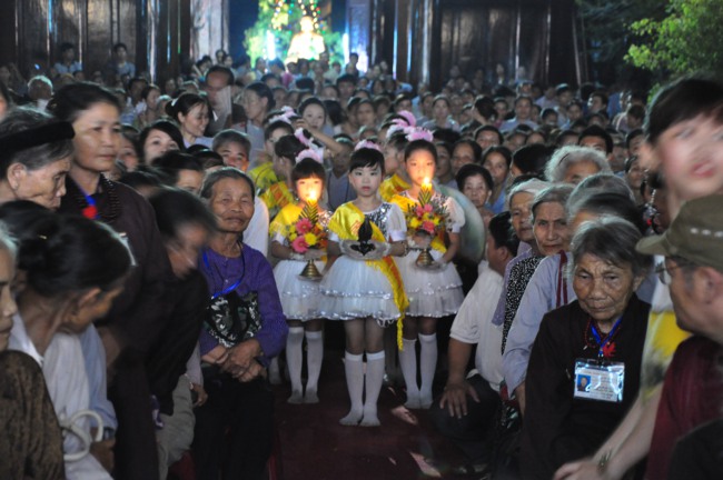 Hà Tĩnh: Hơn 10.000 người tham dự đêm hoa đăng mừng Phật đản