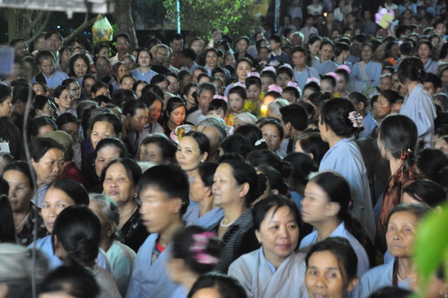 Hà Tĩnh: Hơn 10.000 người tham dự đêm hoa đăng mừng Phật đản