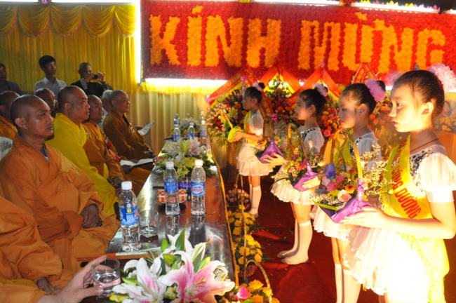 Hà Tĩnh: Hơn 10.000 người tham dự đêm hoa đăng mừng Phật đản