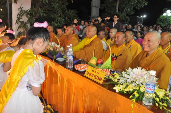 Hà Tĩnh: Hơn 10.000 người tham dự đêm hoa đăng mừng Phật đản