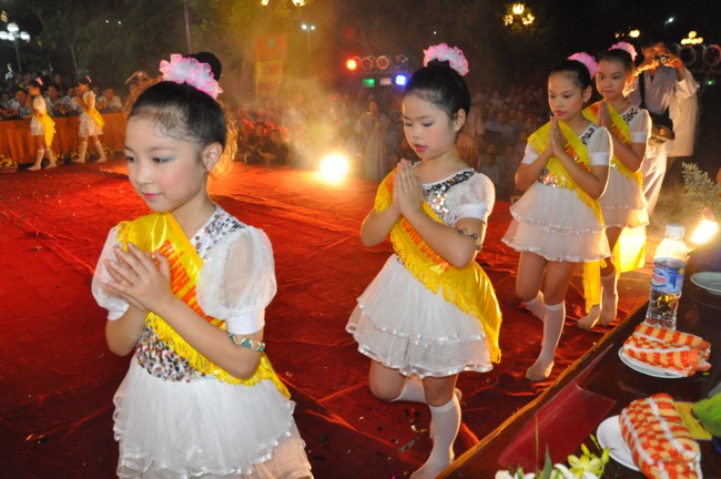 Hà Tĩnh: Hơn 10.000 người tham dự đêm hoa đăng mừng Phật đản