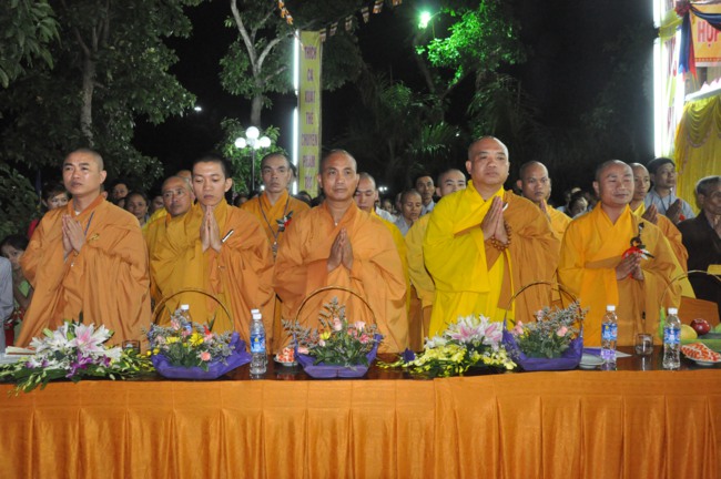 Hà Tĩnh: Hơn 10.000 người tham dự đêm hoa đăng mừng Phật đản