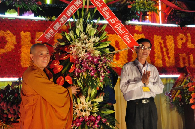 Hà Tĩnh: Hơn 10.000 người tham dự đêm hoa đăng mừng Phật đản