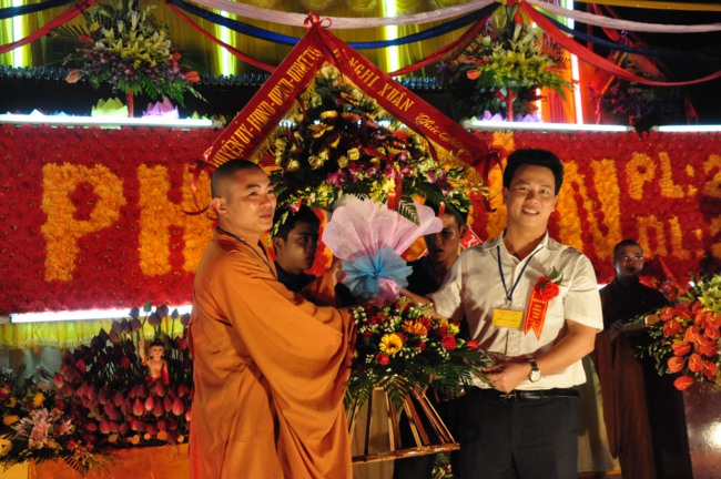 Hà Tĩnh: Hơn 10.000 người tham dự đêm hoa đăng mừng Phật đản