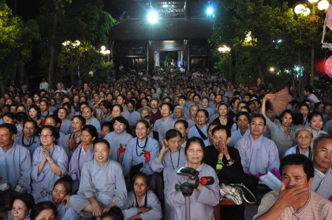 Hà Tĩnh: Hơn 10.000 người tham dự đêm hoa đăng mừng Phật đản
