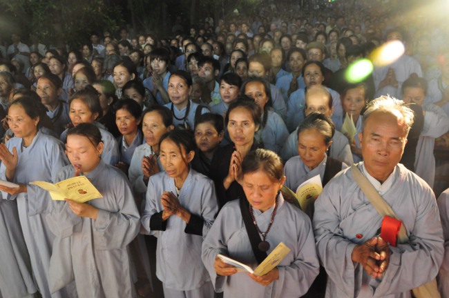 Hà Tĩnh: Hơn 10.000 người tham dự đêm hoa đăng mừng Phật đản