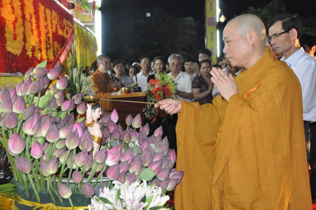 Hà Tĩnh: Hơn 10.000 người tham dự đêm hoa đăng mừng Phật đản