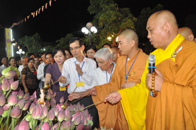 Hà Tĩnh: Hơn 10.000 người tham dự đêm hoa đăng mừng Phật đản
