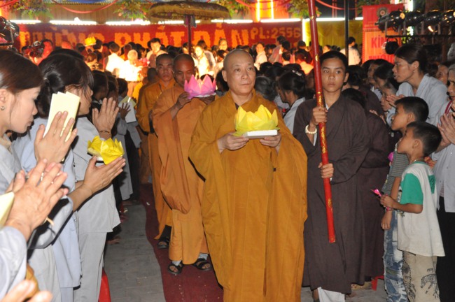 Hà Tĩnh: Hơn 10.000 người tham dự đêm hoa đăng mừng Phật đản