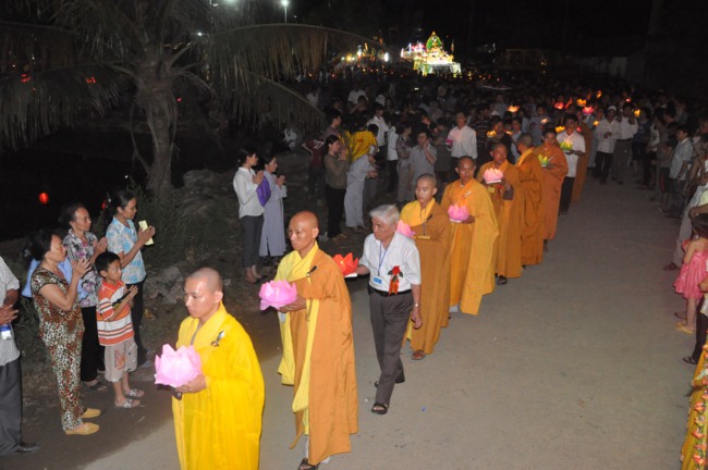 Hà Tĩnh: Hơn 10.000 người tham dự đêm hoa đăng mừng Phật đản