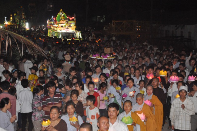 Hà Tĩnh: Hơn 10.000 người tham dự đêm hoa đăng mừng Phật đản