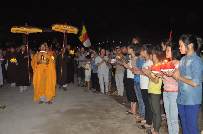 Hà Tĩnh: Hơn 10.000 người tham dự đêm hoa đăng mừng Phật đản