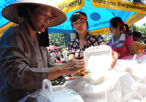 Cơm chay, nước uống miễn phí