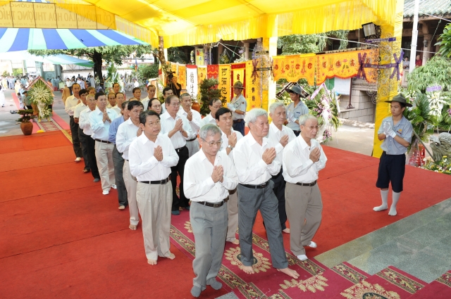 Chùm ảnh: Các đoàn viếng tang lễ HT. Thích Minh Châu - Sáng 05/09/2012 - Phần 2