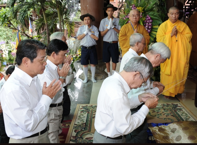 Chùm ảnh: Các đoàn viếng tang lễ HT. Thích Minh Châu - Sáng 05/09/2012 - Phần 2