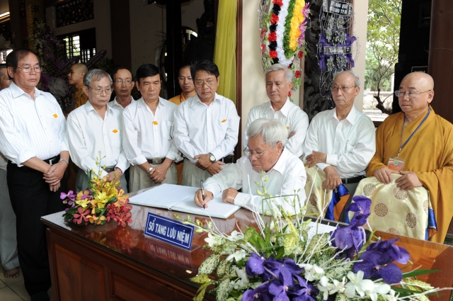 Chùm ảnh: Các đoàn viếng tang lễ HT. Thích Minh Châu - Sáng 05/09/2012 - Phần 2