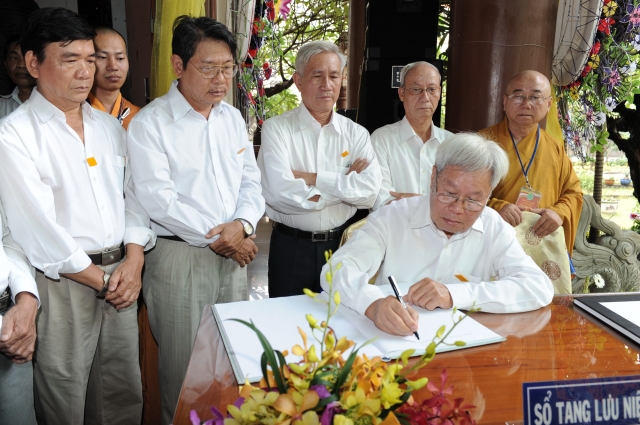 Chùm ảnh: Các đoàn viếng tang lễ HT. Thích Minh Châu - Sáng 05/09/2012 - Phần 2