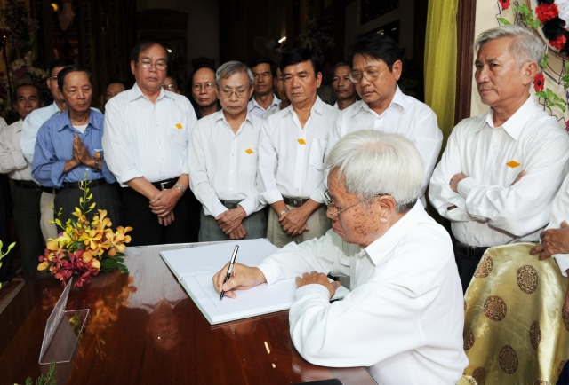Chùm ảnh: Các đoàn viếng tang lễ HT. Thích Minh Châu - Sáng 05/09/2012 - Phần 2