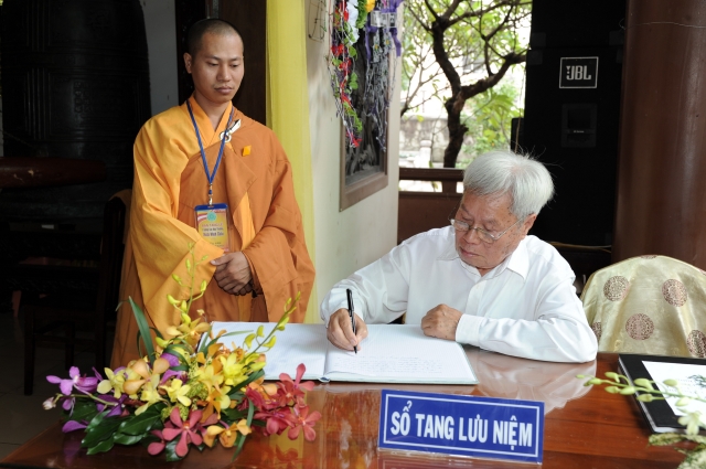 Chùm ảnh: Các đoàn viếng tang lễ HT. Thích Minh Châu - Sáng 05/09/2012 - Phần 2