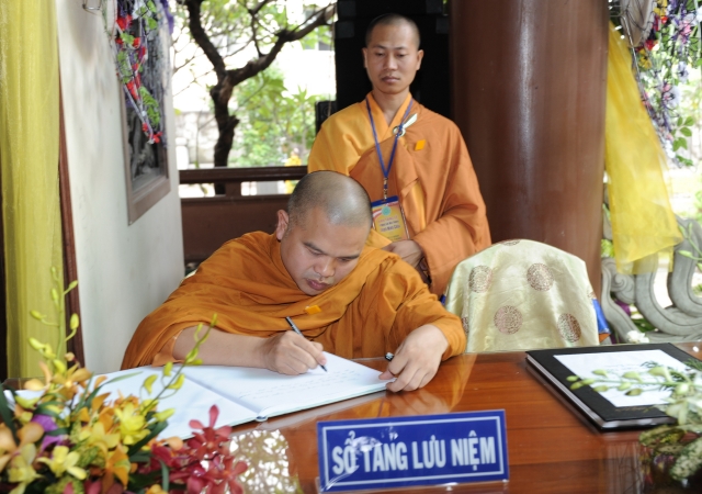 Chùm ảnh: Các đoàn viếng tang lễ HT. Thích Minh Châu - Sáng 05/09/2012 - Phần 2