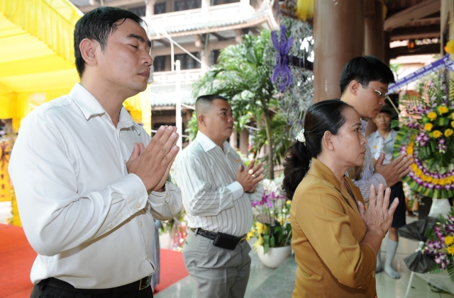 Chùm ảnh: Các đoàn viếng tang lễ HT. Thích Minh Châu - Sáng 05/09/2012 - Phần 2